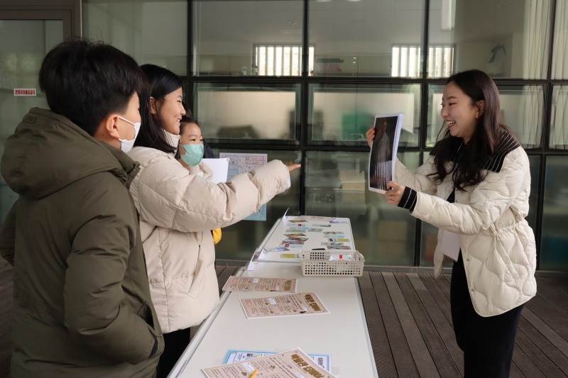 송파구에 거주하는 학생들이 송파책박물관 프로그램을 진행하는 모습./사진제공=송파구