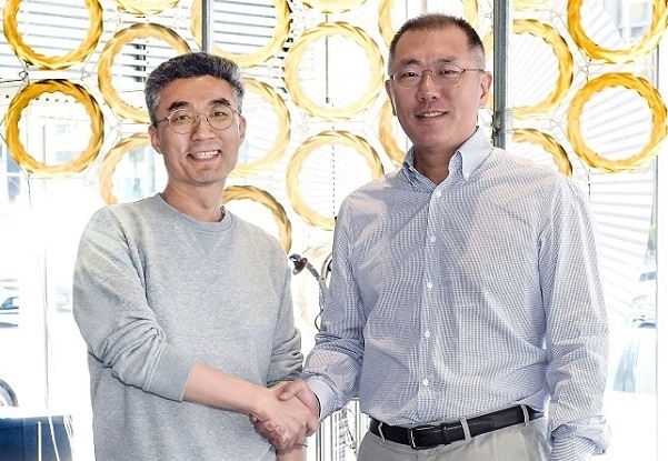 현대차 송창현 사장(왼쪽)과 정의선 회장이 2019년 4월 서울 현대모터스튜디오에서 전략투자 협약을 맺고 기념촬영을 하고 있다.