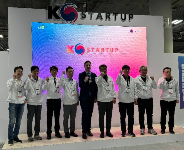 한국벤처투자가 지난 9일(현지 시각) 미국 네바다주 라스베이거스 베네티안엑스포에서 열린 ‘CES 2024’에 참여해 유레카 파크 내 'K-스타트업' 통합관에서 스타트업을 지원하고 있다. 사진은 한국벤처투자와 중소벤처기업부 등 관계자 단체 사진. /사진제공=한국벤처투자