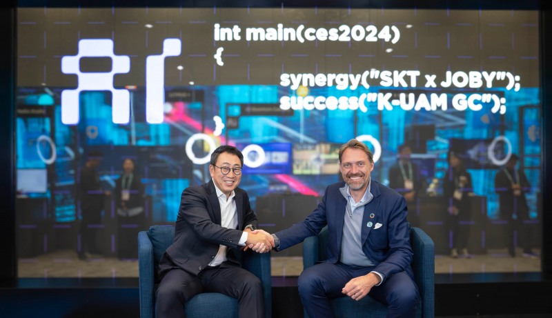유영상 SKT 사장(왼쪽)과 조벤 비버트 Joby CEO(오른쪽)가 CES 2024에서 CEO 미팅을 갖고 글로벌 UAM 시장 선도 방안을 협의했다. / 사진제공=SK텔레콤