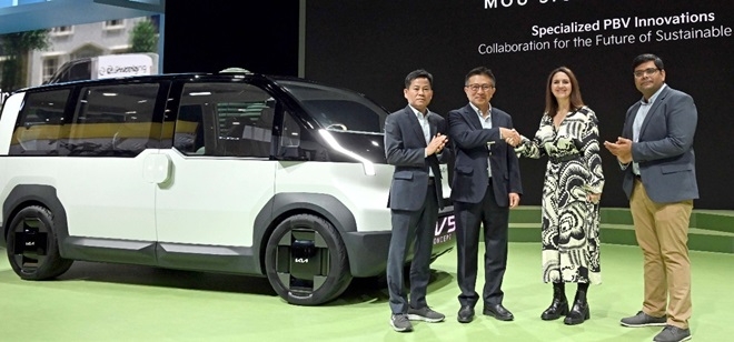 (왼쪽부터) 김상대 기아 PBV비즈니스사업부장, 윤승규 기아 북미권역본부장, 수잔 앤더슨 우버 글로벌비즈니스사업부장, 니싯 쿠마 우버 글로벌사업개발 이사. 사진=기아