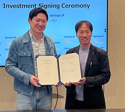 최성환 SK네트웍스 사업총괄(왼쪽)과 김성훈 업스테이지 대표가 11일(현지시간) 미국 리조트 월드 라스베가스 호텔에서 투자 기념촬영을 하고 있다. 사진=SK네트웍스