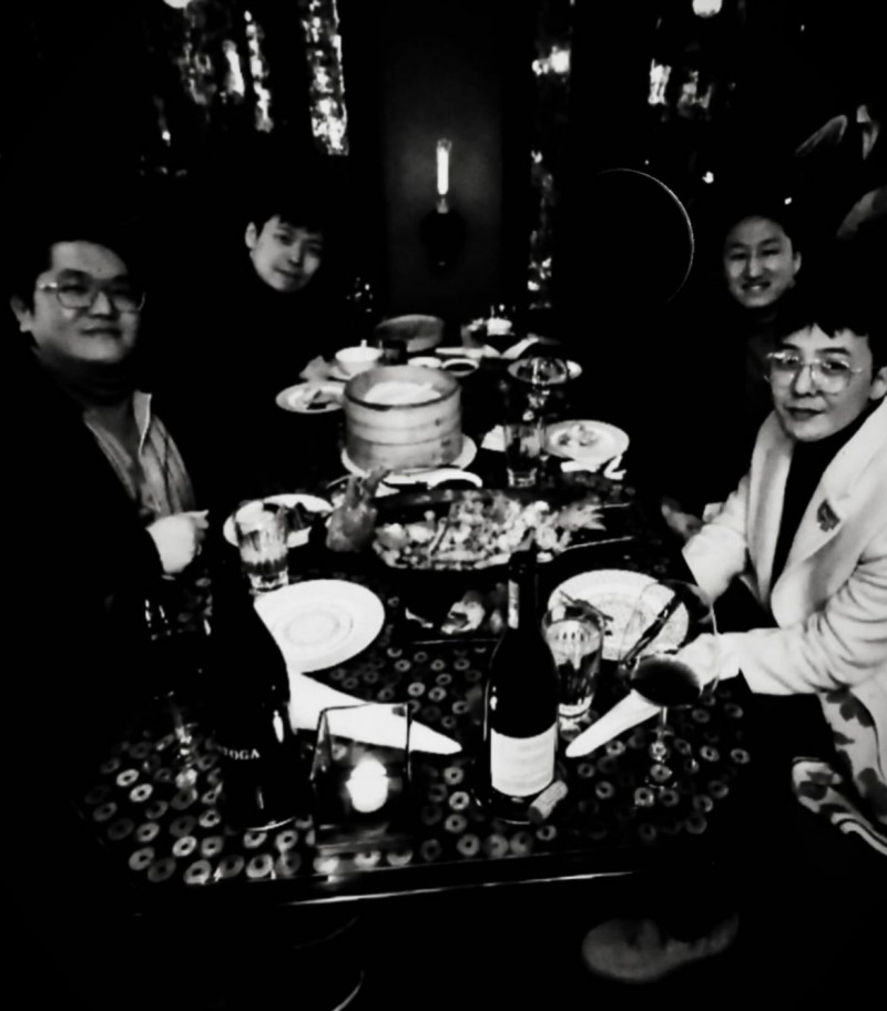 지드래곤은 정기선 부회장, 신유열 전무 등과 함께한 사진을 공개했다. /사진=지드래곤 인스타그램