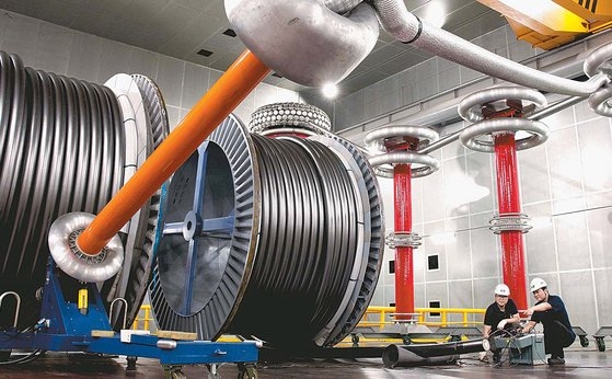LS전선의 직원들이 525kV 초고압직류송전(HVDC) 케이블을 테스트하고 있다./사진 = LS전선
