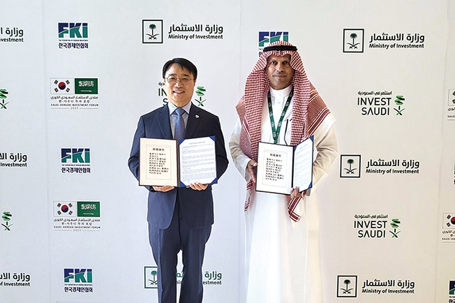 ▲ 지난해 10월 체결된 코오롱글로벌-마스코 MOU 기념식. 왼쪽 김정일 코오롱글로벌 대표이사 사장, 오른쪽 압둘라흐만 알스왈림 마스코 회장. 사진제공 = 코오롱글로벌