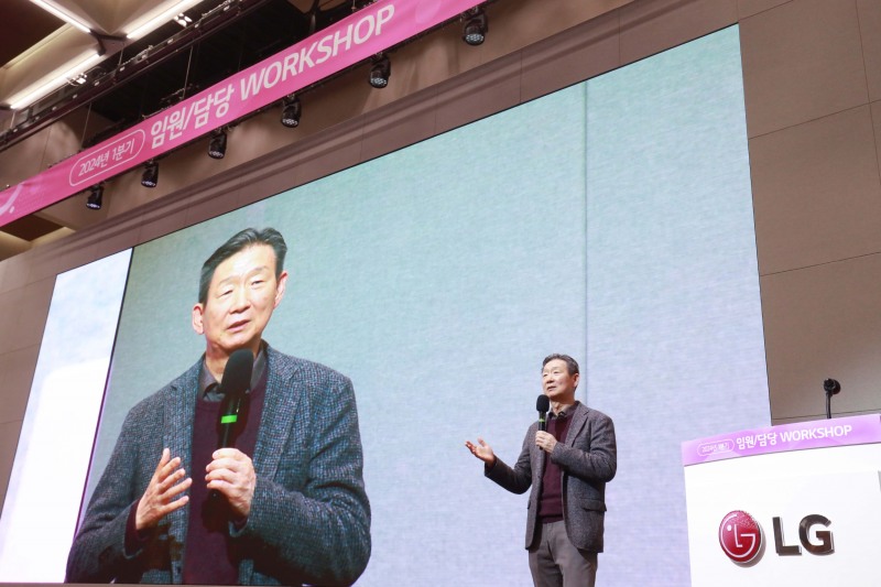 황현식 LG유플러스 사장이 지난 11일 진행된 '2024년 1분기 임원·담당 워크숍'에서 발언하고 있다. / 사진제공=LG유플러스
