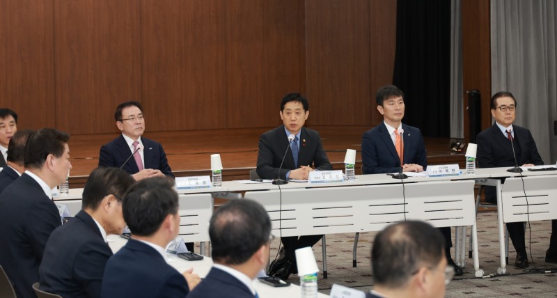 김주현 금융위원장(가운데)이 15일 오전 서울 중구 은행회관에서 금융업권 협회·중앙회, 신용정보원 및 12개 신용정보회사와 함께 서민 소상공인 신용회복지원을 위한 금융권 공동협약식에 참석했다. /사진제공=금융위원회