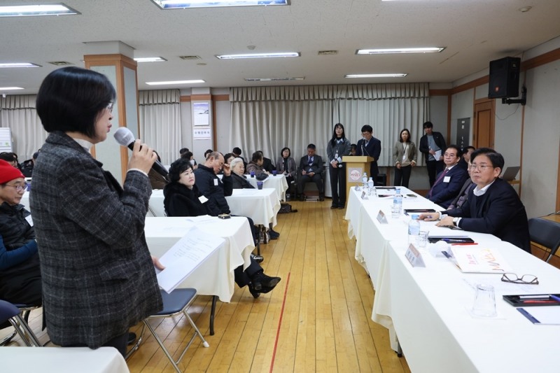 박강수 마포구청장이 성산2동에서 열린 동 소통데이에 참석해 주민의 건의 사항을 청취하는 모습./사진제공=마포구