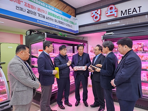 백남성 농협충남세종본부장(왼쪽 세번째)과 임유수 세종중앙농협조합장(가운데)이 고객들에게 안전한 농축산물을 공급하기 위한 특별점검을 진행하고 있다.