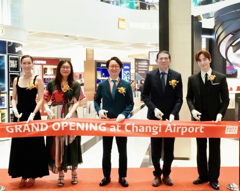 롯데면세점 싱가포르 창이공항점은 지난 19일 그랜드 오픈했다. 왼쪽에서 세번째 김주남 대표이사. /사진제공=롯데면세점 