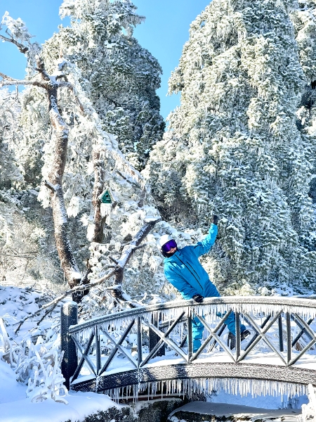 휘닉스 스노우파크가 22일부터 23/24시즌 폐장 예정일인 3월 17일까지 스노우파크를 언제든 즐길 수 있는 S시즌패스를 출시했다. /사진=휘닉스 스노우파크