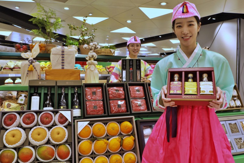 롯데백화점도 22일부터 설 선물세트 본판매에 나선 가운데 1250만원에 달하는 아르망디 브리냑 LA콜렉션을 내놨다. /사진제공=롯데백화점