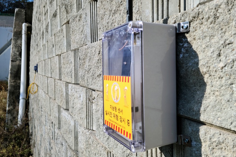 코오롱글로벌의 스마트 모니터링 센서 / 사진제공=코오롱글로벌