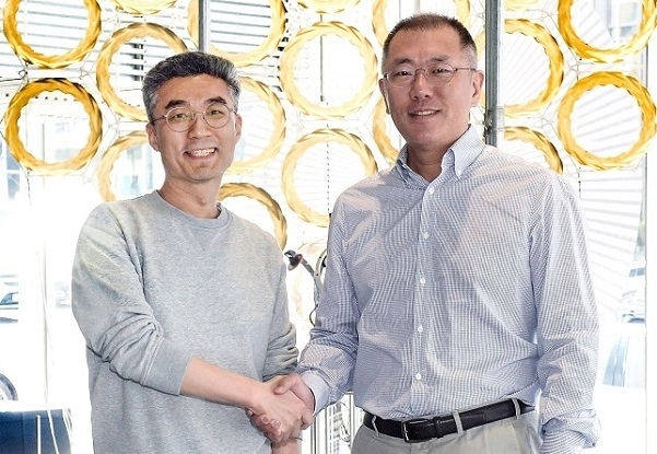 현대차 송창현 사장(왼쪽)과 정의선 회장.