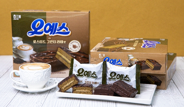 해태제과(대표 신정훈)가 해남 녹차를 머금은 ‘오예스 로스티드 그린티 라떼맛’을 23일 출시했다. /사진=해태제과