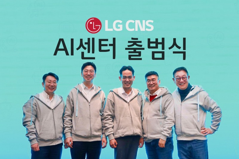 (오른쪽부터) LG CNS 현신균 대표, AI사업담당 김경일 담당, AI센터장 진요한 상무, D&A사업부장 장민용 상무, AI연구소 이주열 수석연구위원(상무). / 사진제공=LG CNS