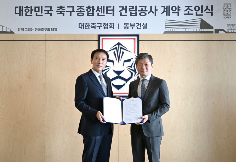 올해 1월, 윤진오 동부건설 대표이사(왼쪽)와 정몽규 대한축구협회 회장이 계약을 체결하고 기념촬영을 하는 모습./사진제공=동부건설