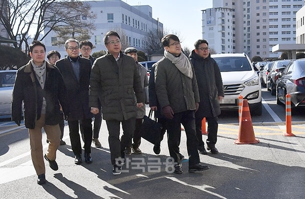 23일 ‘카카오 뉴스 검색서비스 차별 중지' 가처분 심문 참석을 위해 인터넷신문 관계자들이  수원지법 성남지원에 들어서고 있다. (사진=한국인터넷신문협회)