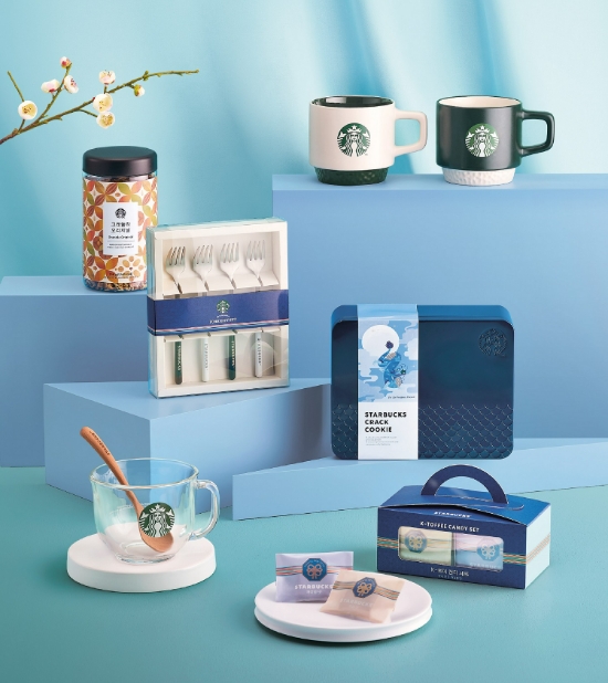 스타벅스 코리아(대표 손정현)는 설을 앞두고 가족, 지인들과 덕담을 주고받으며 복과 행운을 나눌 수 있는 ‘럭키 세뱃돈 봉투’ 이벤트를 25일부터 전개한다. /사진=스타벅스 코리아