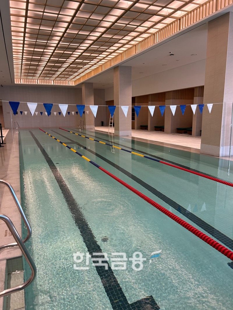 콩코드 피트니스 클럽 내부에 있는 수영장. 앞으로는 큰 통창을 통해 바깥을 볼 수 있다./사진=박슬기 기자