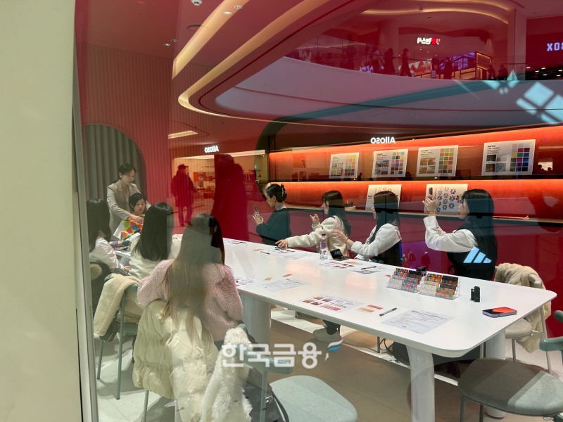 클래스콕에서 퍼스널컬러 수업을 듣고 있는 사람들의 모습. /사진=박슬기 기자