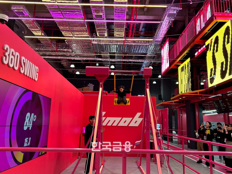 스타필드 수원점에는 다양한 스포츠와 놀이를 즐길 수 있는 스몹 공간이 있다. 대형 그네를 타고 있는 모습. /사진=박슬기 기자