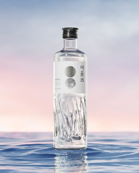 롯데칠성음료(대표 박윤기)가 증류식 소주 ‘여울’을 새로 선보인다고 25일 밝혔다. /사진=롯데칠성음료