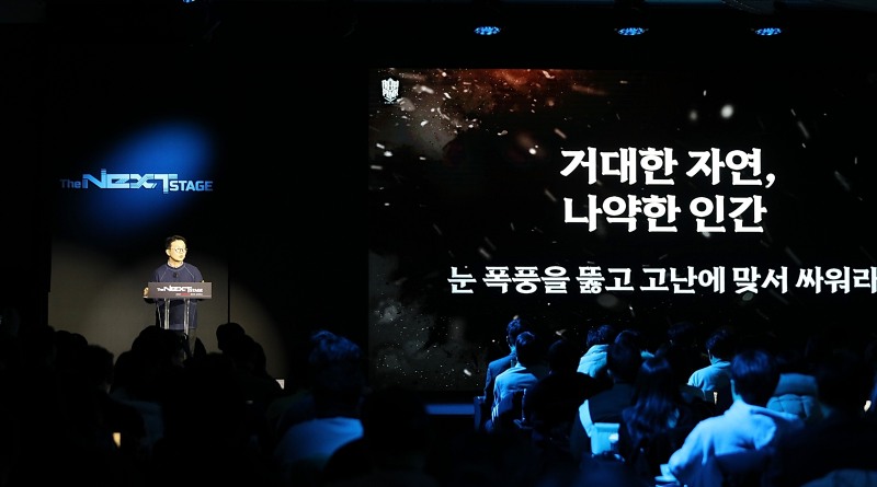 김일호 컴투스 글로벌사업실장이 25일 서울 여의도 콘래드호텔에서 열린 '2024 미디어 쇼케이스'에서 신작 '프로스트펑크: 비욘드 더 아이스'를 소개하고 있다. / 사진제공=컴투스