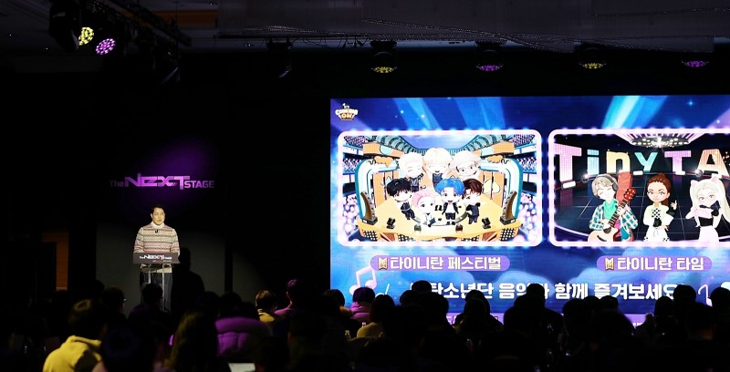 개발사 그램퍼스 김지인 대표가 25일 서울 여의도 콘래드호텔에서 열린 '2024 컴투스 미디어 쇼케이스'에서 신작 'BTS 쿠킹온: 타이니탄 레스토랑'의 콘텐츠를 설명하고 있다. / 사진제공=컴투스