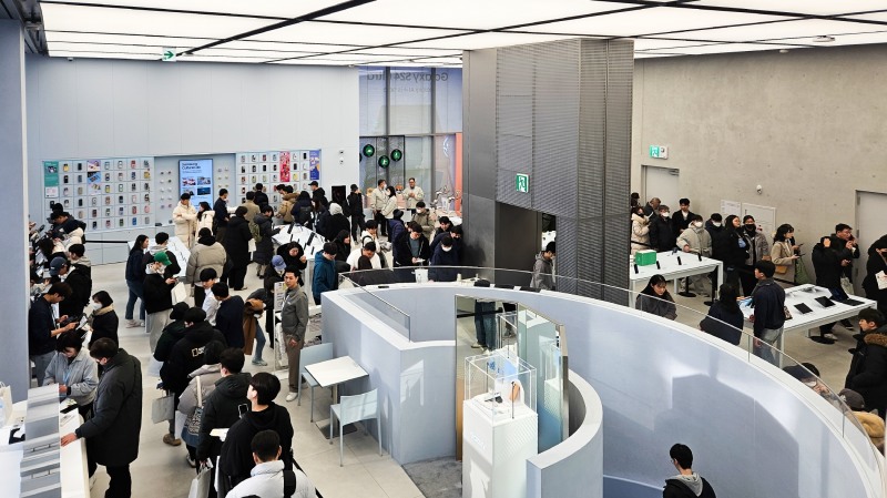 26일 '갤럭시 S24 시리즈' 사전 개통을 위해 서울시 서초구 '삼성 강남'을 방문한 예약자 대기 행렬./사진 = 삼성전자