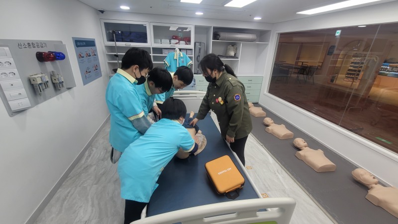 마포구 복지재단 원생들이 지난 25일 전남 화순 어린이 직업체험 테마파크 ‘키즈라라’에서 체험활동을 진행하고 있다. /사진=주현태 기자