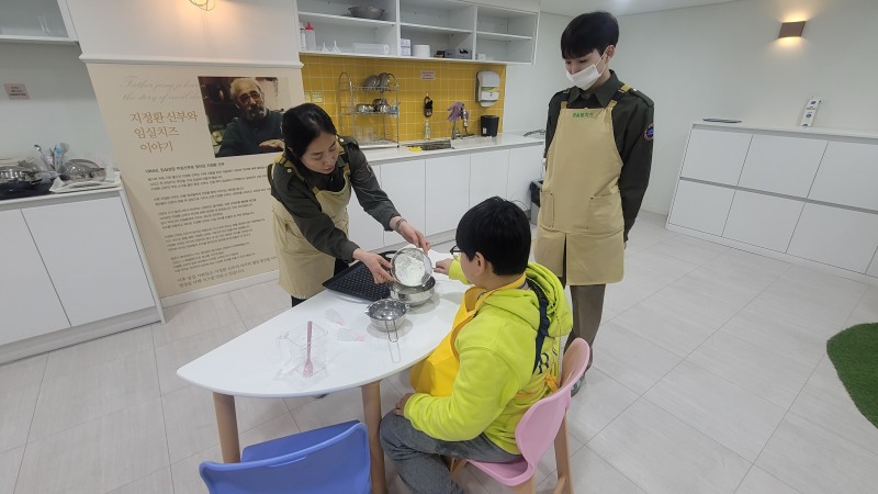 마포구 복지재단 원생들이 지난 25일 전남 화순 어린이 직업체험 테마파크 ‘키즈라라’에서 체험활동을 진행하고 있다. /사진=주현태 기자