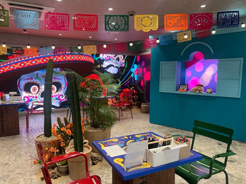 멕시코 콘셉트로 이국적이게 꾸며진 '일상비일상의틈byU+' 매장 1층에서 갤럭시 S24의 여러 AI 기능을 체험해볼 수 있다.