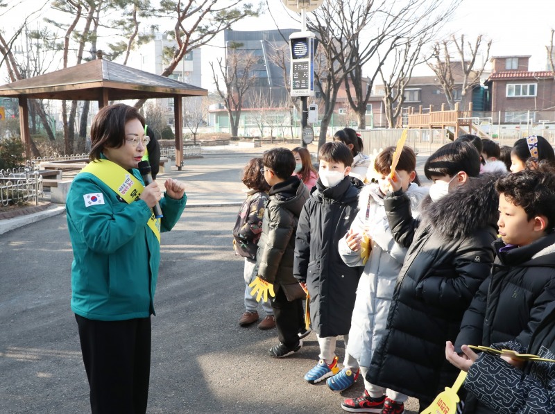 박희영 용산구청장이 아이들에게 교통안전과 관련한 당부의 말을 전하는 모습./사진제공=용산구