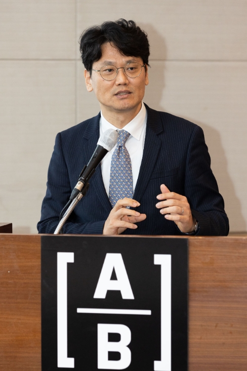 얼라이언스번스틴자산운용(AB자산운용)은 31일 서울 여의도 FKI타워에서 '2024년 상반기 글로벌 주식 및 채권시장 전망 기자간담회'를 열었다. 유재흥 AB자산운용 채권부문 선임 포트폴리오 매니저가 발표하고 있다. / 사진제공= AB자산운용(2024.01.31)
