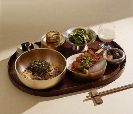 교촌치킨을 운영하는 교촌에프앤비㈜(회장 권원강)가 종합 식품외식 기업으로 나아가기 위해 메밀 요리 브랜드 ‘메밀단편’을 1일 공개했다. /사진=교촌치킨