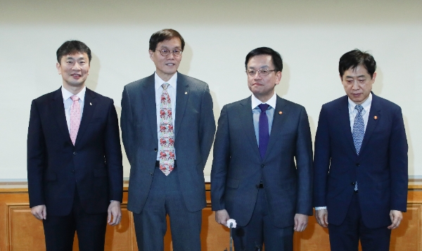 1일 오전 8시30분 서울 은행회관에서 최상목 경제부총리 겸 기획재정부 장관 주재로 '비상 거시경제금융회의'가 개최됐다. (왼쪽부터) 이복현 금융감독원장, 이창용 한국은행 총재, 최 부총리, 김주현 금융위원장. / 사진제공= 한국은행(2024.02.01)