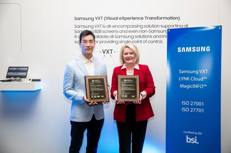 삼성전자 영상디스플레이사업부 이양우 부사장(왼쪽)과 데너리스 레클루제 영국왕실표준협회 매니징 디렉터./ 사진 = 삼성전자