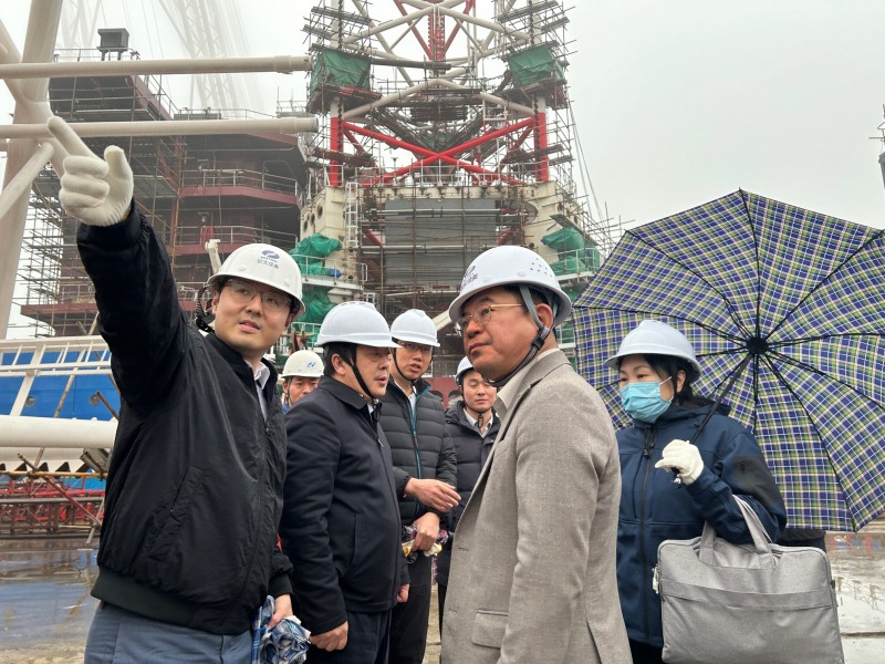 대우건설 김용해 토목사업본부장(가운데 오른쪽)과 중국국영기업인 CCCC Tianjin Dredging China가 지난 30일 중국 짱수성에 위치한 조선소에서 해상풍력 주기기 설치전용선박을 둘러보고 있다./사진제공=대우건설