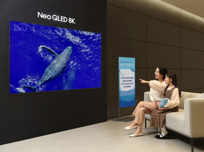삼성전자 모델이 삼성스토어 대치점에서 '8K 고래와 나' 이벤트를 체험하는 모습./사진 = 삼성전자