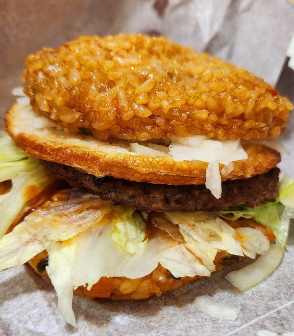 롯데GRS(대표 차우철)가 운영하는 햄버거 프랜차이즈 롯데리아는 지난해 말 ‘전주비빔 라이스버거’를 재출시했다. 이 제품은 앞서 지난해 2월부터 4월까지 두 달간 한정 판매됐는데, 당시 150만 개 전량 소진됐다. 이에 롯데리아는 2016년(‘야채라이스 불고기버거’)에 이어 7년 만에 이 라이스버거를 정식 출시했다. /사진=손원태기자