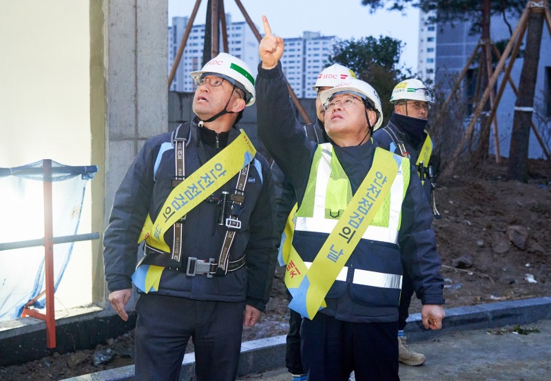 왼쪽부터 류강선 광주행정아이파크 현장 소장, 김회언 HDC현대산업개발 대표이사 / 사진제공=HDC현대산업개발