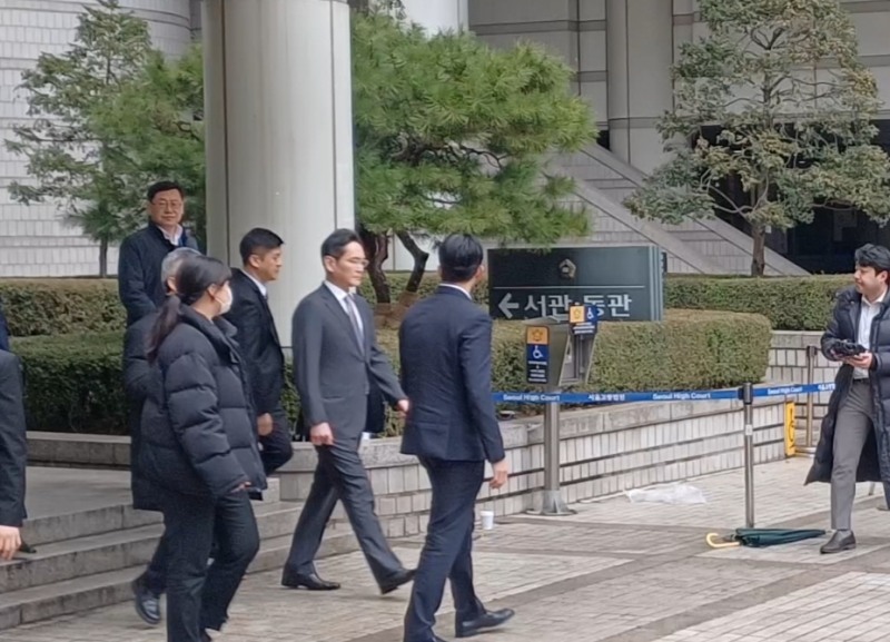 5일 이재용 삼성전자 회장이 서울중앙지법원 열린 '경영권 불법 승계 사건 1심에서 무죄 판결을 받은 후 법원을 나서고 있다./사진 = 홍윤기 기자