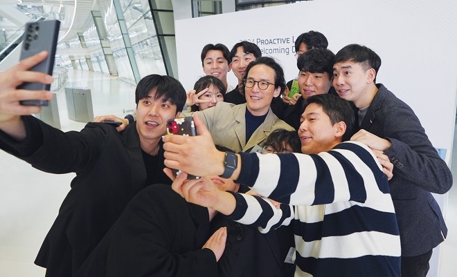 조현범 한국앤컴퍼니그룹 회장(가운데)이 신입사원들과 기념 촬영을 하고 있다. 사진=한국타이어.