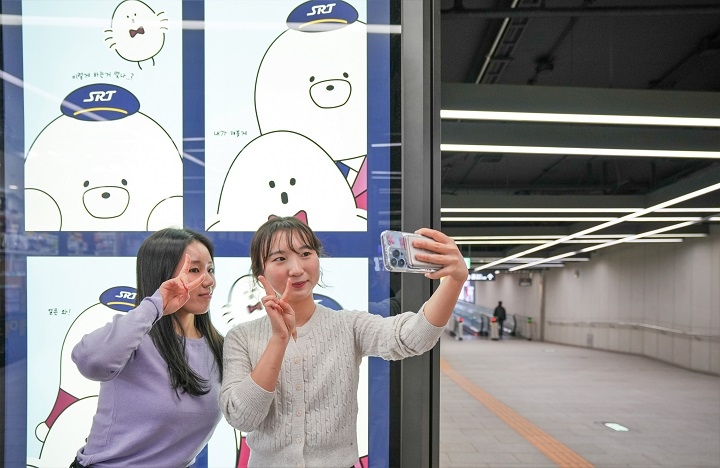 SRT 캐릭터 수서역 환승통로 전시 모습./사진제공=SR