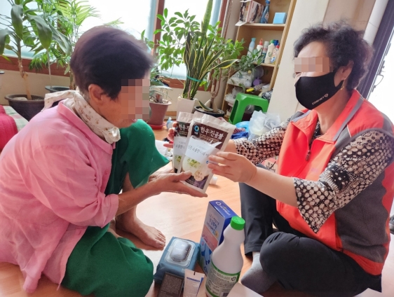 우리동네돌봄단이 고독사 위험군 가정에 방문해서 안부 및 후원 물품 전달하고 있다./사진제공=동작구
