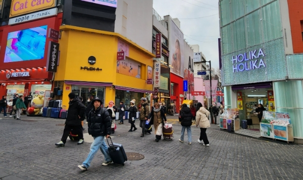 8일 오후 서울 명동역 부근 일대. 캐리어를 끈 외국인 관광객들이 여행을 즐기고 있다. /사진=손원태기자