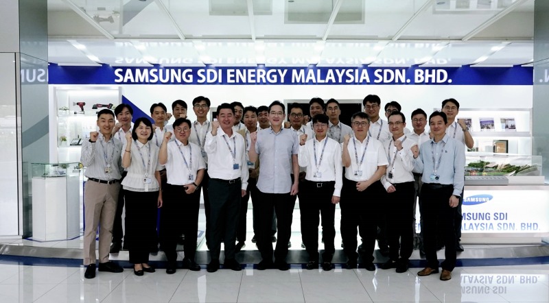 9일 이재용 삼성전자 회장이 말레이시아 스름반 법인에서 현지 근무자들과 기념 촬영을 하고 있다./사진 = 삼성