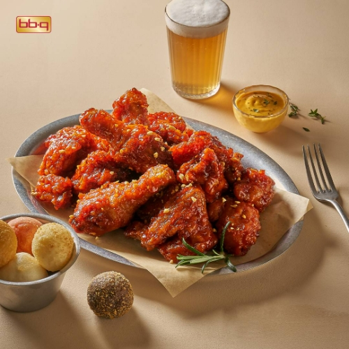 치킨 프랜차이즈 제너시스BBQ 그룹(회장 윤홍근)은 오는 21일까지 카카오톡 선물하기에서 기프티콘(E쿠폰) 인기메뉴 3종에 대해 2000원 할인 프로모션을 진행한다. /사진=BBQ치킨