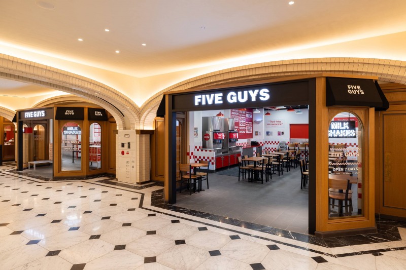 파이브가이즈 3호점이 강남 고속터미널에 15일 문을 열었다. /사진제공=에프지코리아